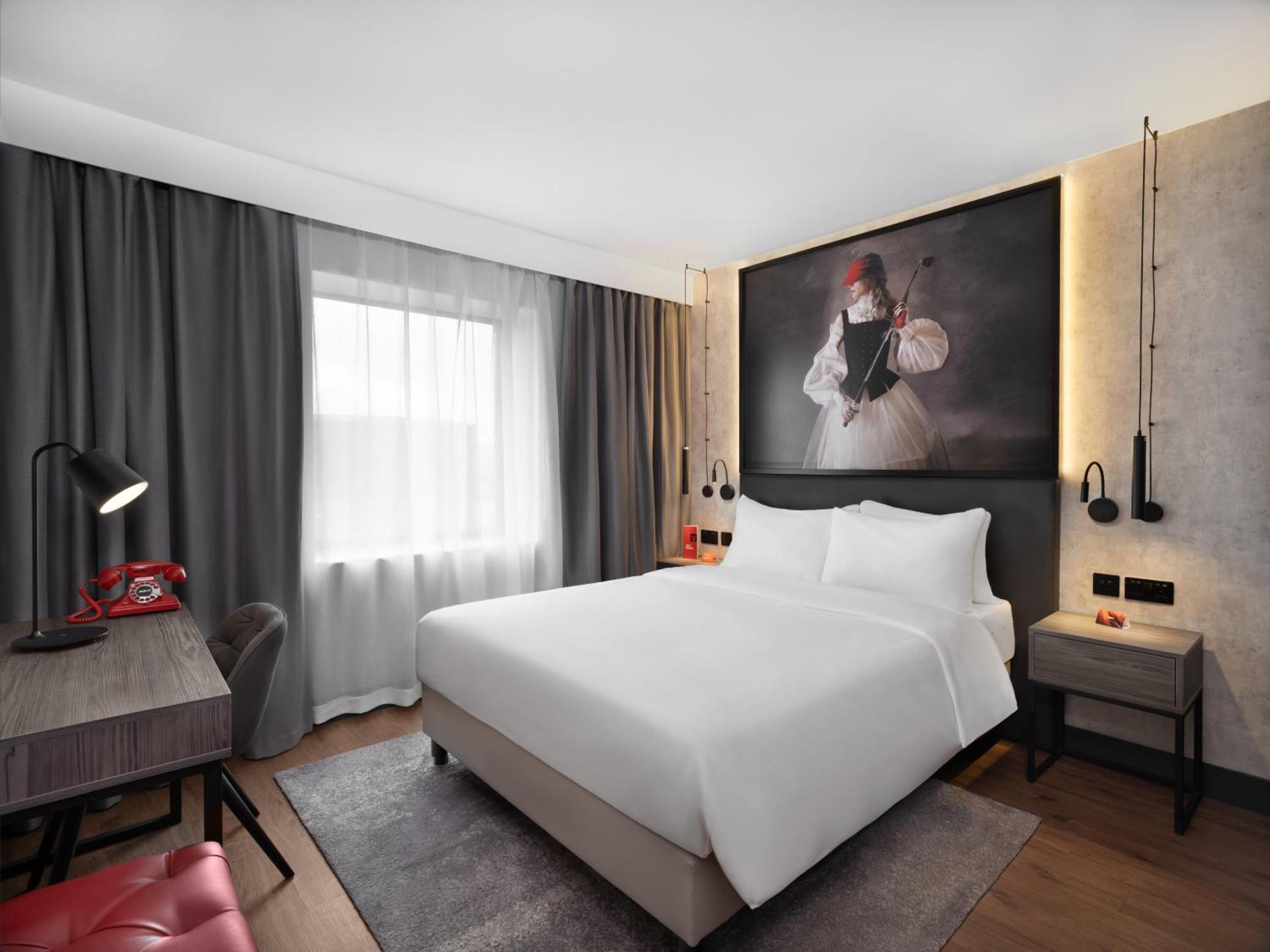 Radisson Red London Gatwick Airport Hotel Crawley Kültér fotó