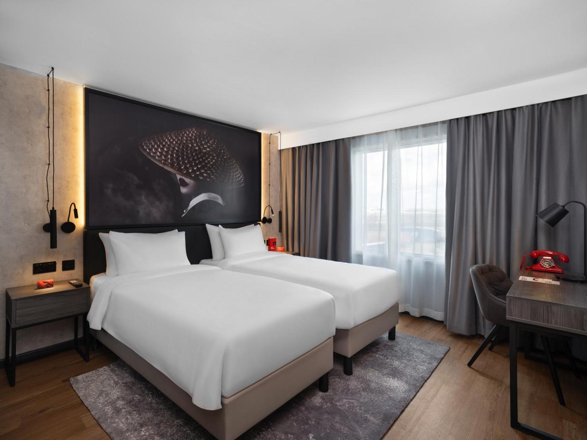 Radisson Red London Gatwick Airport Hotel Crawley Kültér fotó