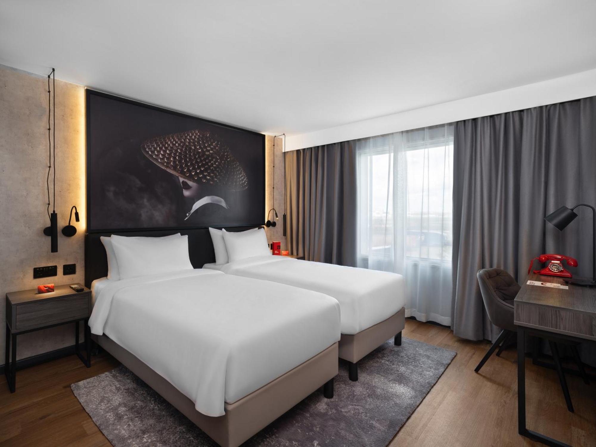 Radisson Red London Gatwick Airport Hotel Crawley Kültér fotó