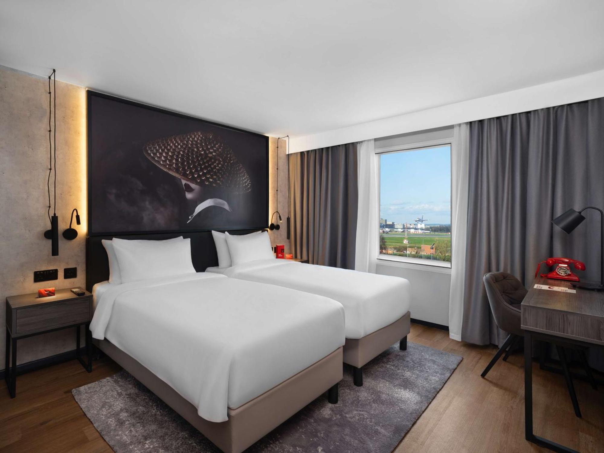 Radisson Red London Gatwick Airport Hotel Crawley Kültér fotó