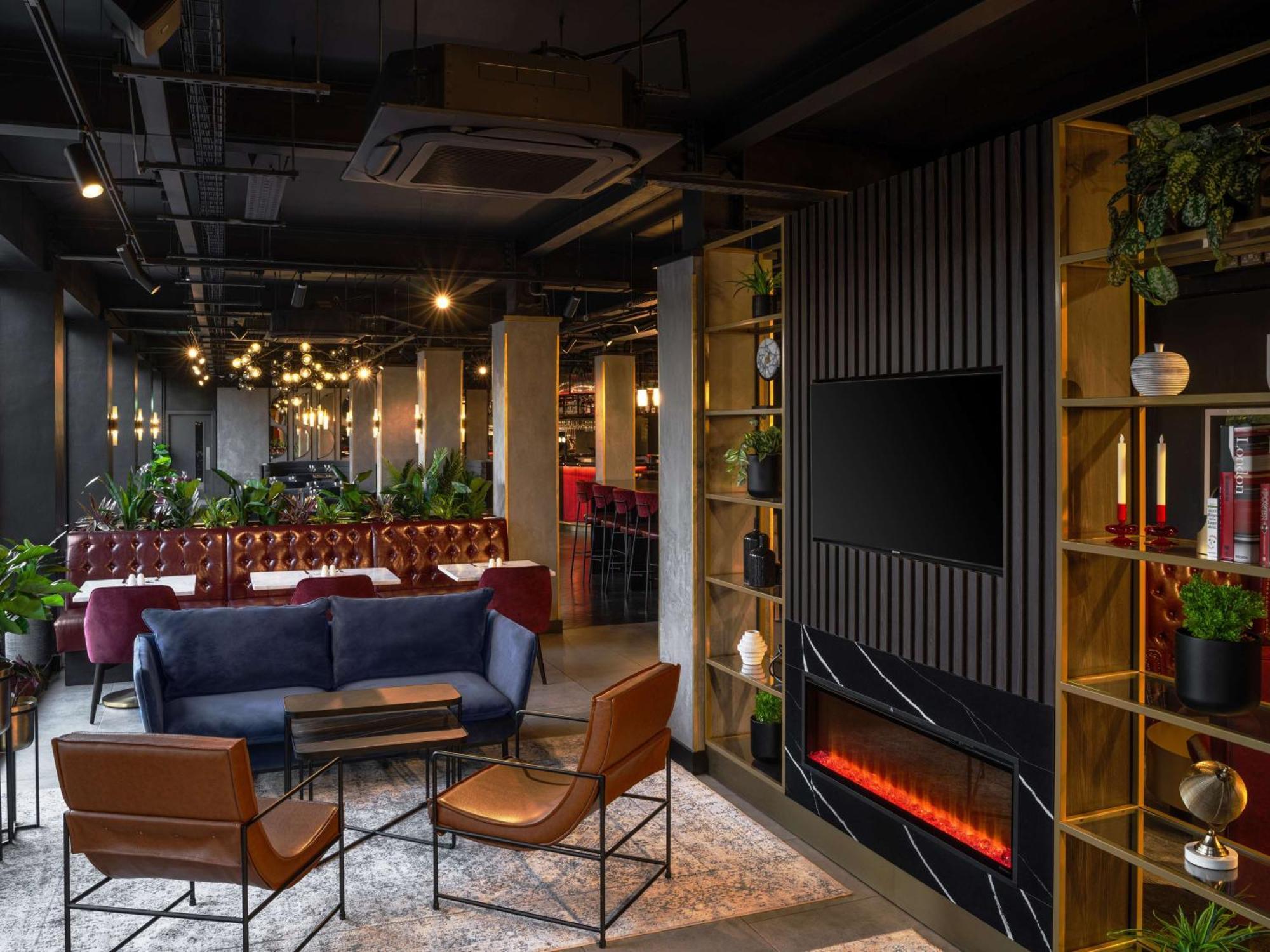 Radisson Red London Gatwick Airport Hotel Crawley Kültér fotó